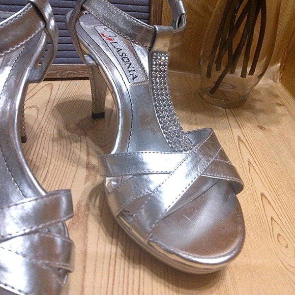 NWOT Lasonia Silver Glitter Strappy Sandal w/ Rhinestone Heel detail Sz. 6.5 - Picture 7 of 13